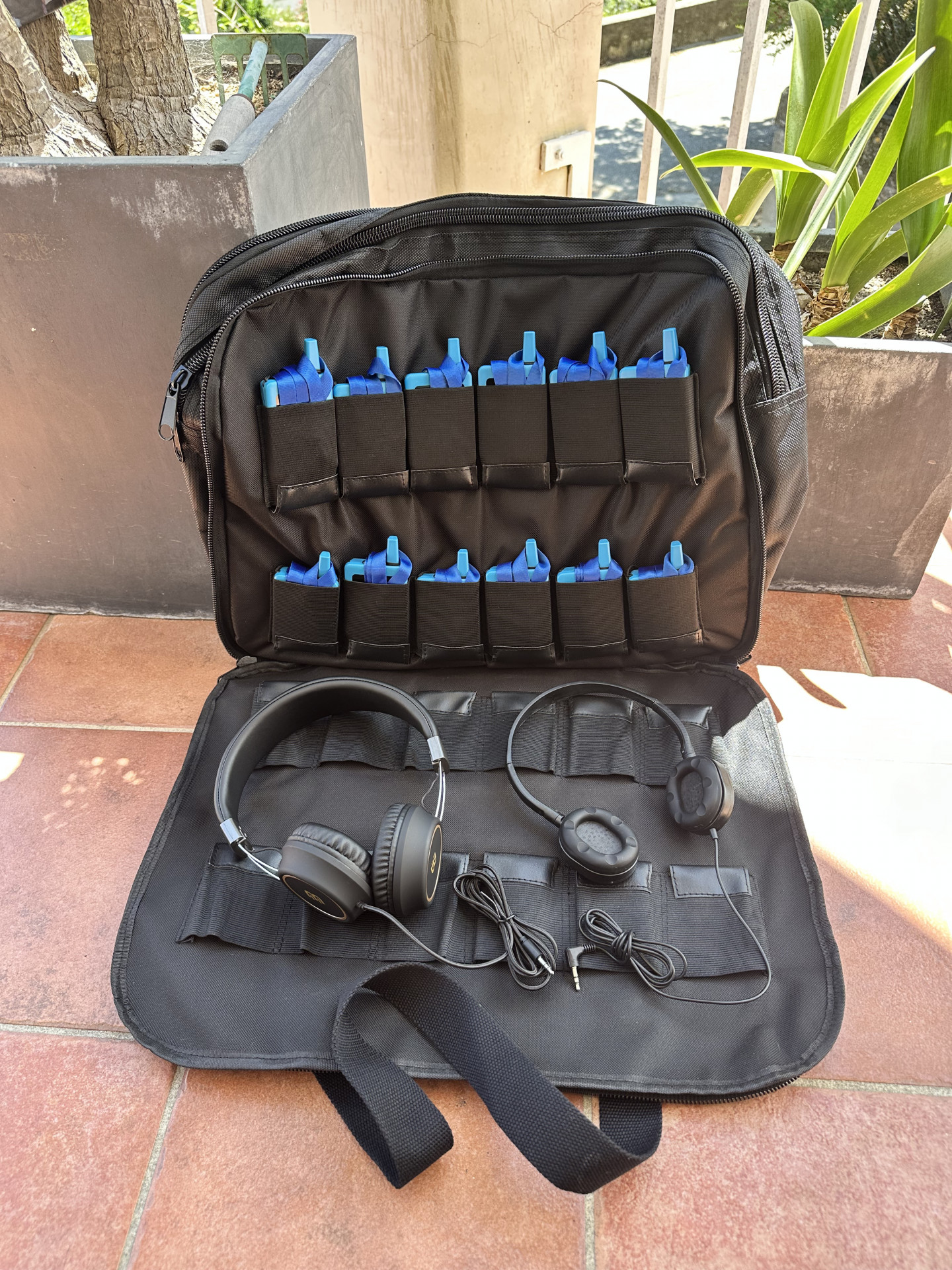 valisette-ouverte-recepteurs-et-casques-9001