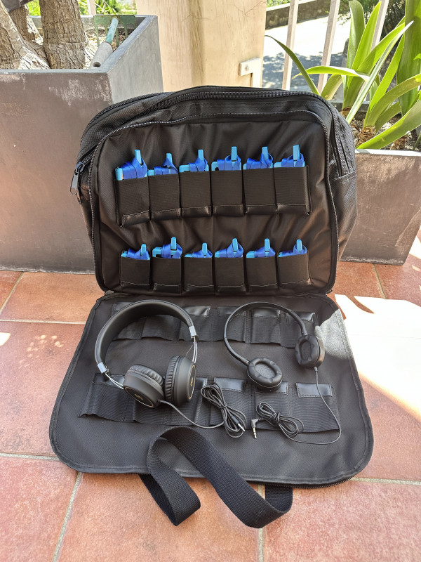 valisette-ouverte-recepteurs-et-casques-9001